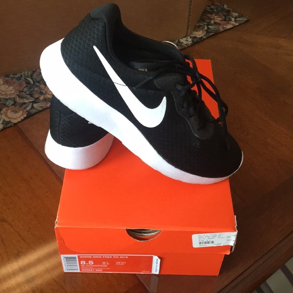 Nike Shoes - Nike free runs. Size 8.5 in great condition! 🖤